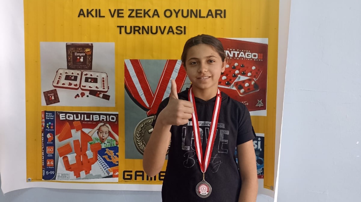 İlçemizde düzenlenen 'Akıl ve Zeka Oyunları Turnuvası'nda okulumuz 7/A sınıfı öğrencisi Yeliz KARAGÖZLÜ ikinci oldu